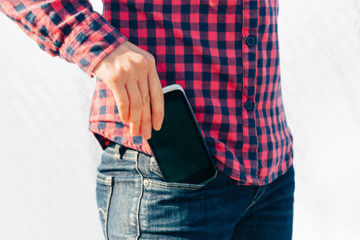 niebezpieczeństwo noszenia-smartfona-w-kieszeni